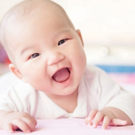 Pertumbuhan Fisik dan Perkembangan Bayi 4 Bulan Motorik, Sensorik, dan Kognitif
