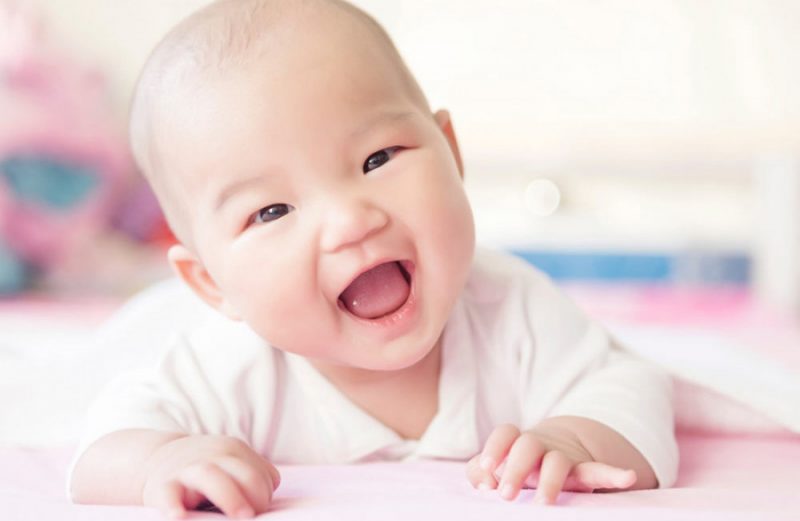 Pertumbuhan Fisik dan Perkembangan Bayi 4 Bulan Motorik, Sensorik, dan Kognitif